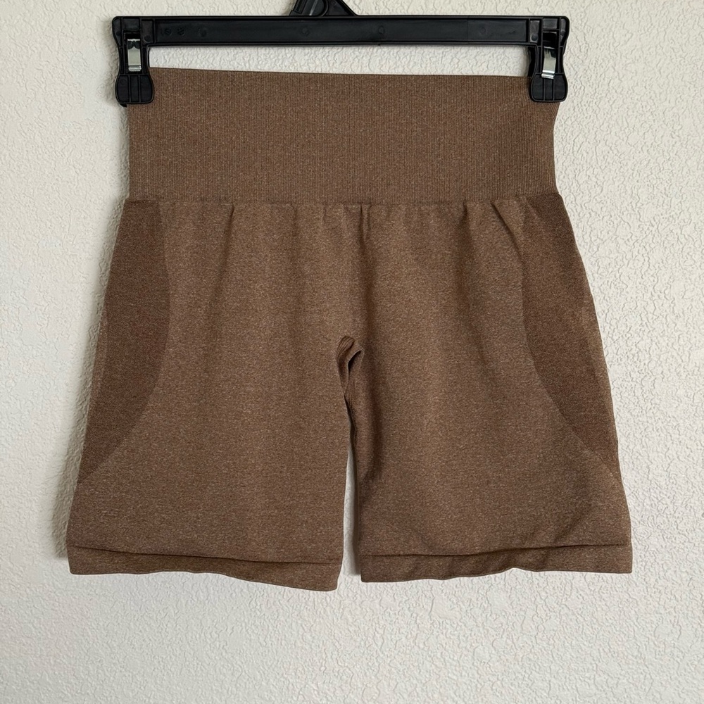 NVGTN Performance Seamless Shorts in the color mocha.